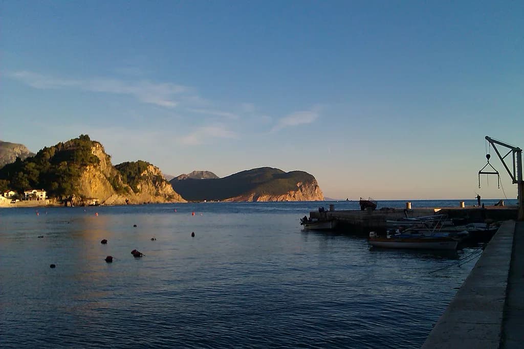 Best Restaurants in Petrovac: Seafood Konobas and Seafront Tables