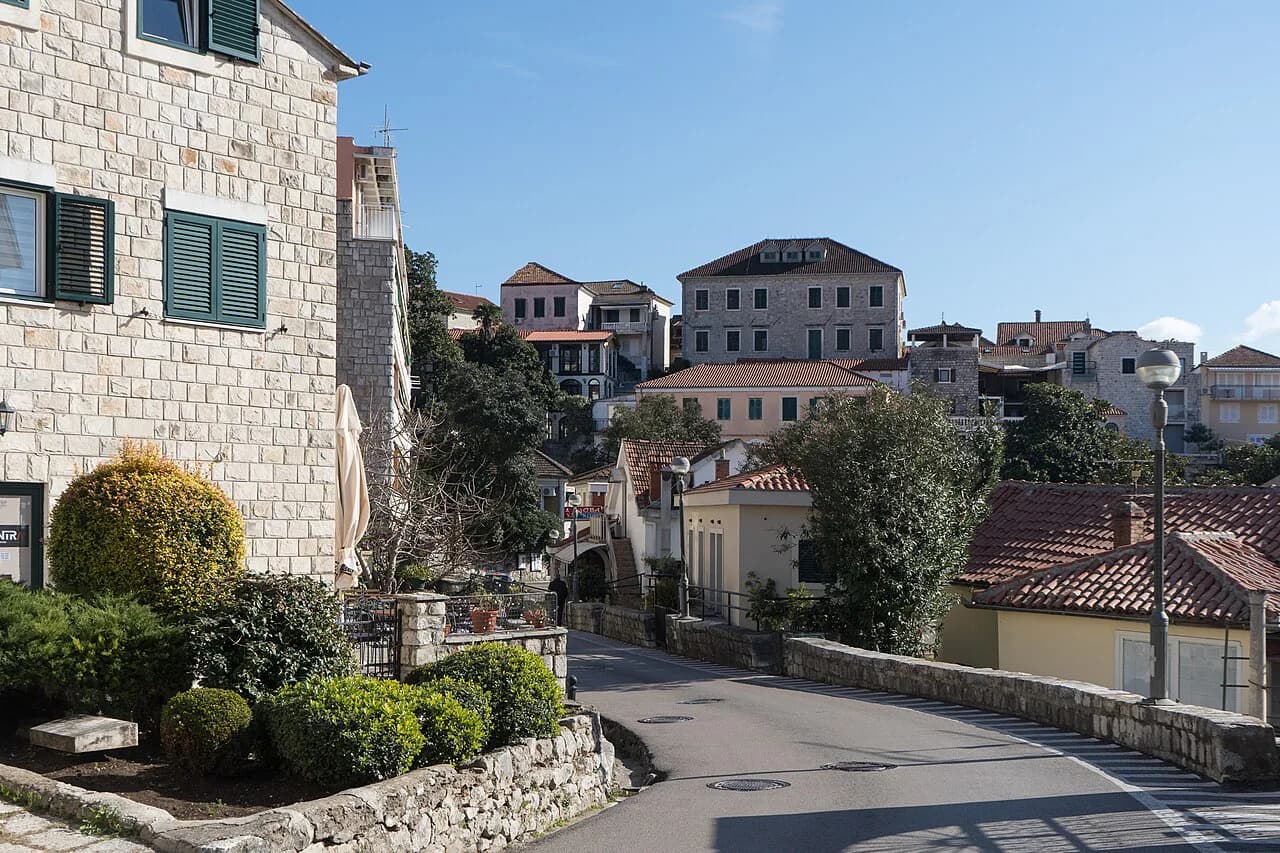 Choosing where to stay among the areas of Herceg Novi