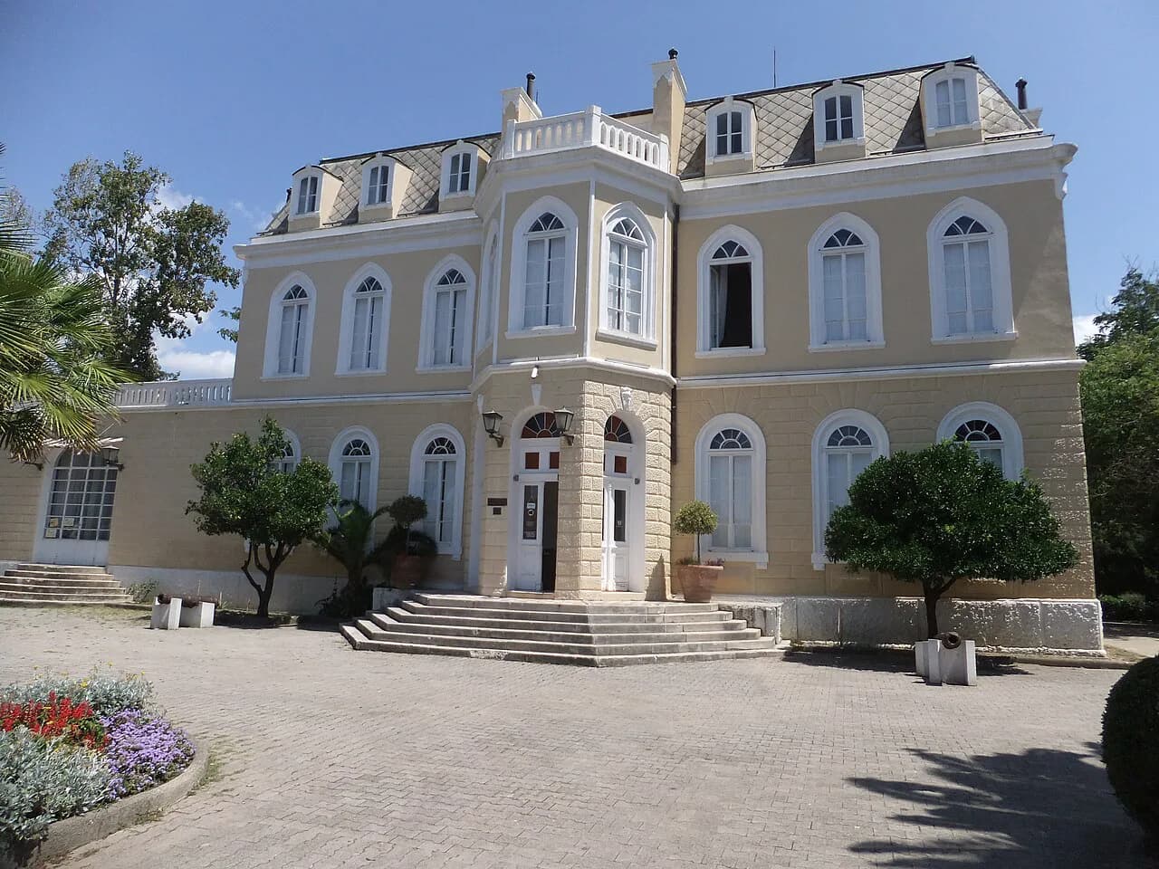 King Nikola's Palace, Bar: What to See Inside