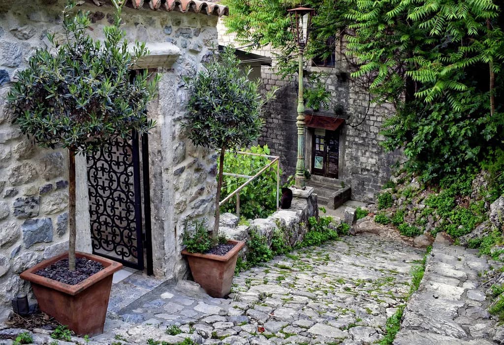 Kotor Old Town: Gates, Squares and Churches Walked in Order