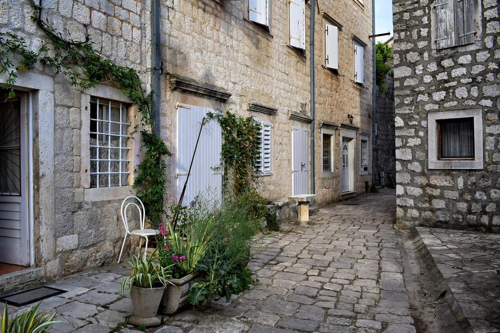 Perast Parking: Where to Park and What It Costs
