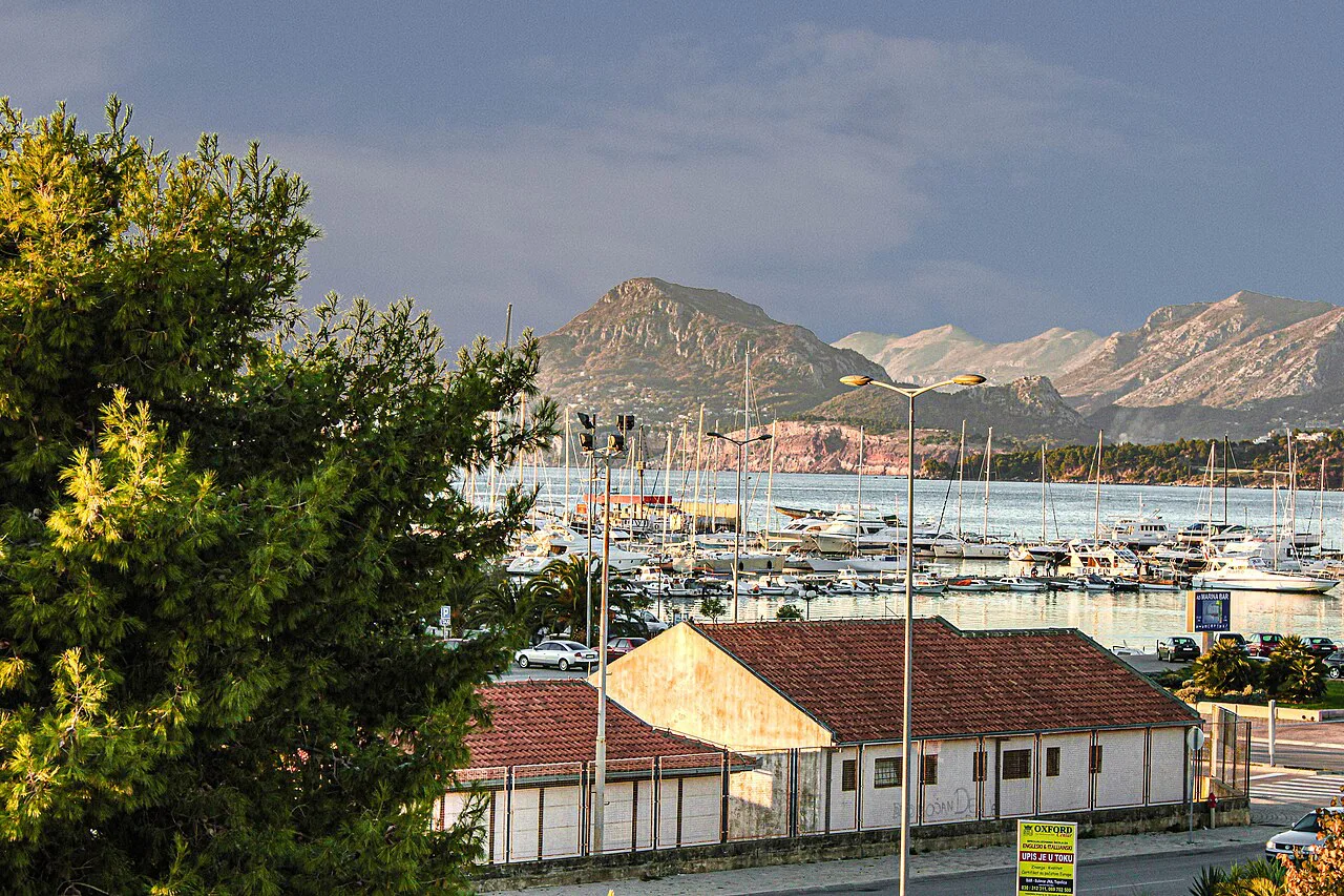 Boats in Bar's harbour, with mountains behind.