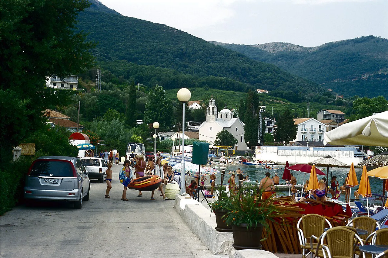 The waterfront road at Đenovići.