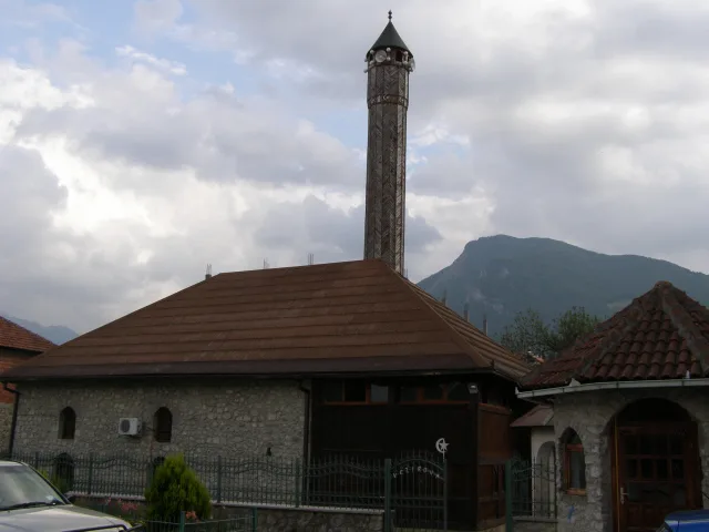 A mosque and its stone minaret in Gusinje.