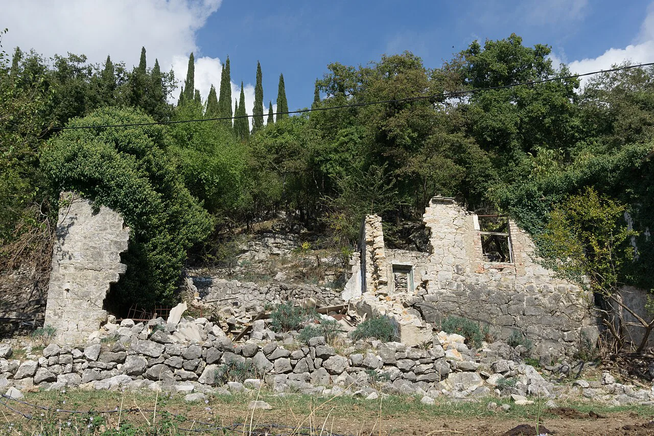 A ruined house along the trail from Igalo to Herceg Novi.