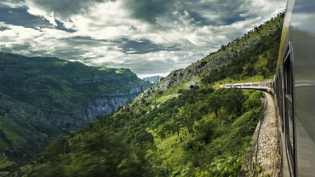 A train entering the Morača canyon.