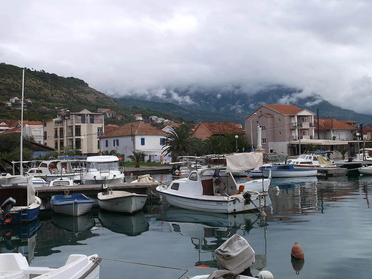 Boats moored along the Šetalište promenade in Tivat.